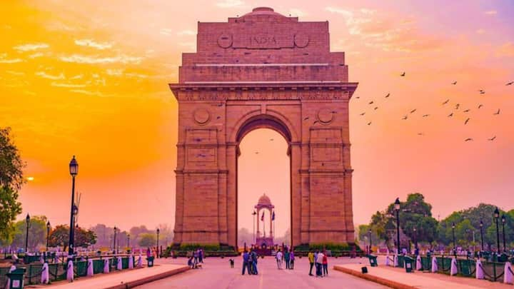 2. India Gate: Dedicated to the soldiers of the British Indian Army who died in World War I and other wars, India Gate is a solemn war memorial. On Independence Day, it is beautifully illuminated, creating a patriotic atmosphere as people gather to honour the sacrifices made. Its presence symbolises the larger narrative of India’s struggle for freedom and its emergence as a sovereign nation. (Image source: Pinterest/the_travellover)