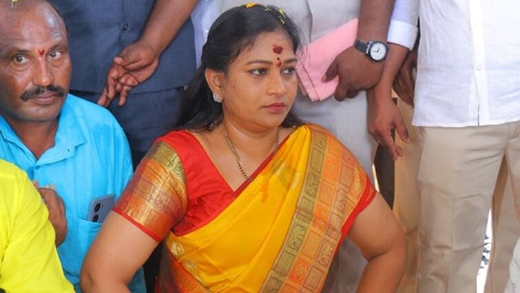 Home minister Anitha responds over TDP leader murder in Kurnool district Vangalapudi Anitha: కర్నూలు టీడీపీ నేత హత్యపై హోంమంత్రి స్పందన, వాళ్లని వదిలేది లేదని హెచ్చరిక