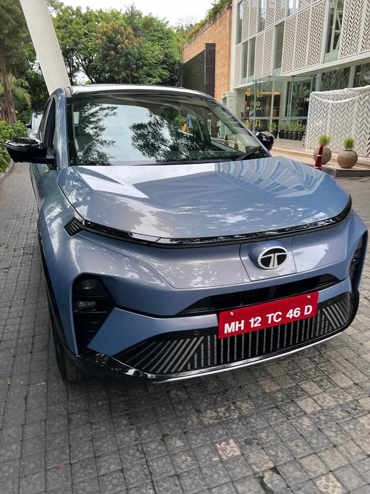 ప్లాట్‌ఫామ్‌: కర్వ్‌ EV కూడా పంచ్ మాదిరిగానే acti.ev ప్లాట్‌ఫారమ్‌పై ఆధారపడి పనిచేస్తుంది. దీనిలో 500 లీటర్ల బూట్ స్పేస్, ముందు భాగంలో 11 లీటర్ ఫ్రంక్ స్పేస్‌ని కలిగి ఉంటుంది.