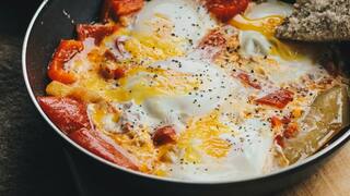 Egg Curry: அசத்தல் சுவையில் முட்டை கிரேவி; எளிதாக செய்யலாம் - இதோ ரெசிபி!