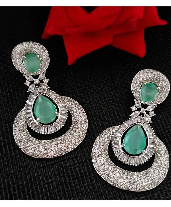 ਜੇਕਰ ਤੁਸੀਂ ਵੀ ਇਸ ਰੱਖੜੀ 'ਤੇ ਖੂਬਸੂਰਤ ਦਿਖਣਾ ਚਾਹੁੰਦੇ ਹੋ, ਤਾਂ ਤੁਸੀਂ ਇਨ੍ਹਾਂ ਖੂਬਸੂਰਤ ਝੁਮਕਿਆਂ ਨੂੰ ਟ੍ਰਾਈ ਕਰ ਸਕਦੇ ਹੋ। ਇਸ ਨਾਲ ਤੁਹਾਡੀ ਦਿੱਖ 'ਚ ਖੂਬਸੂਰਤੀ ਆ ਜਾਵੇਗੀ।