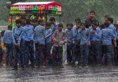 Delhi Weather: दिल्ली में अगले तीन दिनों तक बारिश की चेतावनी, IMD ने लोगों को दी ये सलाह