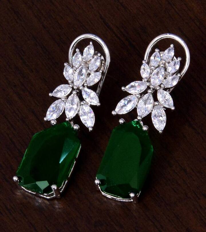 ਜੇਕਰ ਤੁਸੀਂ ਇਸ ਰਕਸ਼ਾਬੰਧਨ 'ਤੇ ਪਰੰਪਰਾਗਤ ਪਹਿਰਾਵਾ ਪਹਿਨ ਰਹੇ ਹੋ, ਤਾਂ ਇਹ ਝੁਮਕੇ ਤੁਹਾਡੀ ਦਿੱਖ ਨੂੰ ਹੋਰ ਸ਼ਾਨਦਾਰ ਬਣਾਉਣ 'ਚ ਬਹੁਤ ਮਦਦ ਕਰਨਗੇ