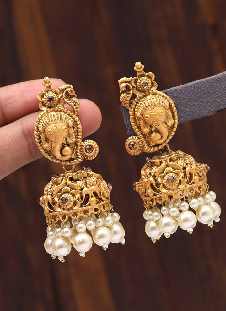 ਜੇਕਰ ਤੁਸੀਂ ਬਲੈਕ ਕਲਰ 'ਚ ਮੁੰਦਰਾ ਲੱਭ ਰਹੇ ਹੋ ਤਾਂ ਇਹ ਬਲੈਕ ਈਅਰਰਿੰਗ ਤੁਹਾਡੇ ਲਈ ਪਰਫੈਕਟ ਸਾਬਤ ਹੋ ਸਕਦੀ ਹੈ। ਤੁਸੀਂ ਇਸ ਨੂੰ ਕਿਸੇ ਵੀ ਪਹਿਰਾਵੇ 'ਤੇ ਅਜ਼ਮਾ ਸਕਦੇ ਹੋ।