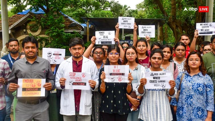 Kolkata Rape Murder Case Police clarifies on informing family about possible suicide says false कोलकाता रेप-मर्डर केस: 'हमने नहीं दी परिवार को आत्महत्या की जानकारी', पुलिस ने खारिज किया अंतिम संस्कार करने का दावा