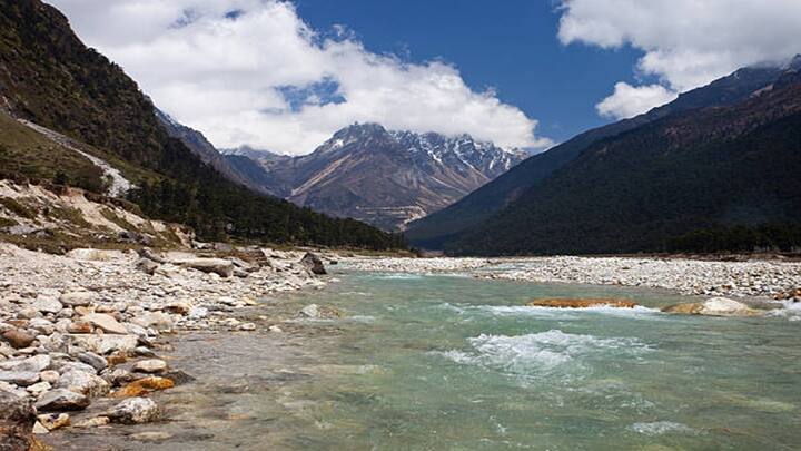 IRCTC Sikkim Tour: नॉर्थ ईस्ट के राज्य सिक्किम में घूमने का प्लान बना रहे हैं तो आईआरसीटीसी आपके लिए सस्ता टूर पैकेज लेकर आया है. हम आपको इसके डिटेल्स के बारे में बता रहे हैं.