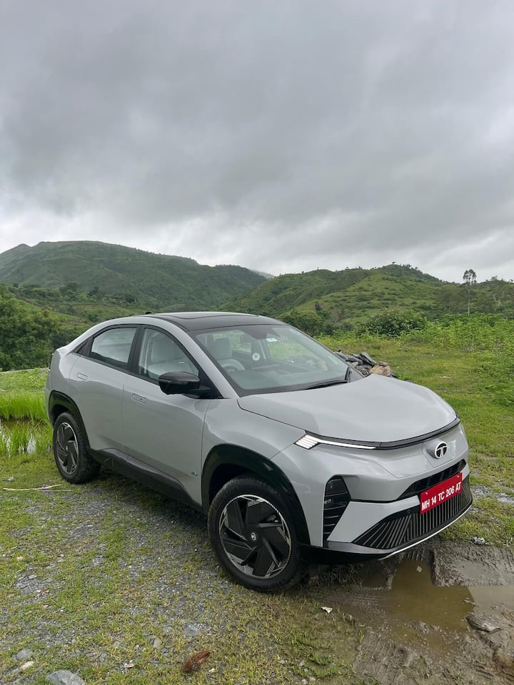 టాటా కర్వ్‌ EV ఆగస్టు 07న మార్కెట్‌లో విడుదల అయ్యింది. ఈ సరికొత్త ఎస్‌యూవీ కూపే డిజైన్‌తో ఇది అడుగుపెట్టింది. ఈ కొత్త EV ప్రస్తుతం టాటా ఎలక్ట్రిక్‌ మోటార్స్‌ లోనే ఫ్లాగ్‌షిప్‌ మోడల్‌గా ఉంది. ఎందుకంటే ఇది నెక్సాన్ EV కంటే భారీ ఫీచర్లతో అందుబాటులోకి వచ్చింది.