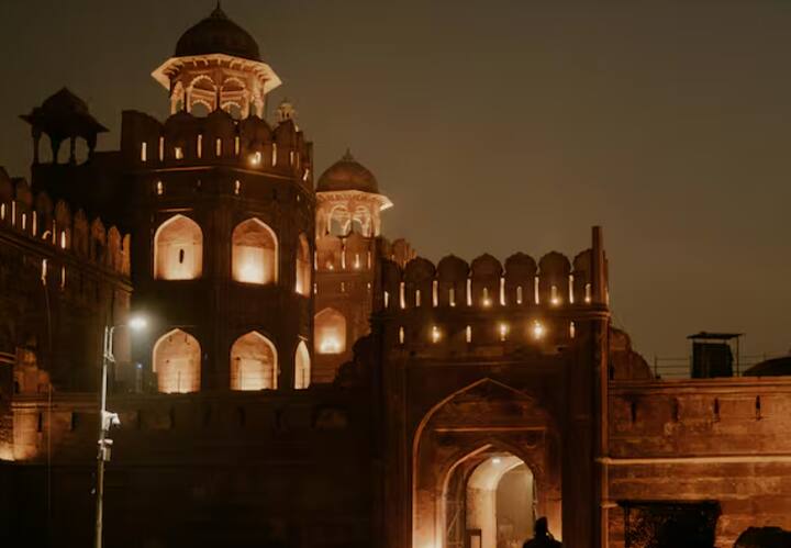 ਲਾਲ ਕਿਲਾ ਪਹਿਲਾਂ ਚਿੱਟੇ ਰੰਗ ਦਾ ਹੋਇਆ ਕਰਦਾ ਸੀ, ਜਿਸ ਨੂੰ ਅੰਗਰੇਜ਼ਾਂ ਨੇ ਲਾਲ ਰੰਗ ਨਾਲ ਰੰਗਵਾਂ ਦਿੱਤਾ ਸੀ, ਜਿਸ ਤੋਂ ਬਾਅਦ ਇਸ ਦਾ ਨਾਂ ਲਾਲ ਕਿਲਾ ਰੱਖਿਆ ਗਿਆ।