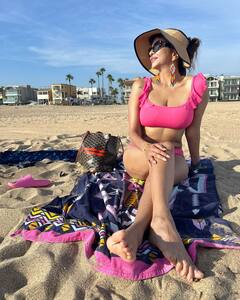 Manchu Lakshmi : బికినీలో మంచు లక్ష్మీ.. బీచ్​లో పడుకుని సన్​బాత్ చేసిన మంచువారి అమ్మాయి