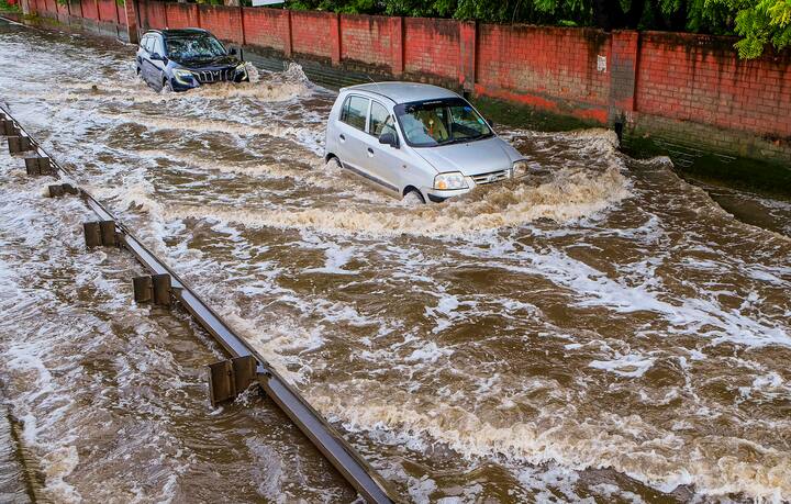 दिल्ली में मंगलवार शाम साढ़े पांच बजे आर्द्रता का स्तर 92 प्रतिशत था. लोक निर्माण विभाग के एक अधिकारी ने बताया कि एजेंसी को जलभराव की 27 और पेड़ गिरने की चार शिकायतें मिलीं.