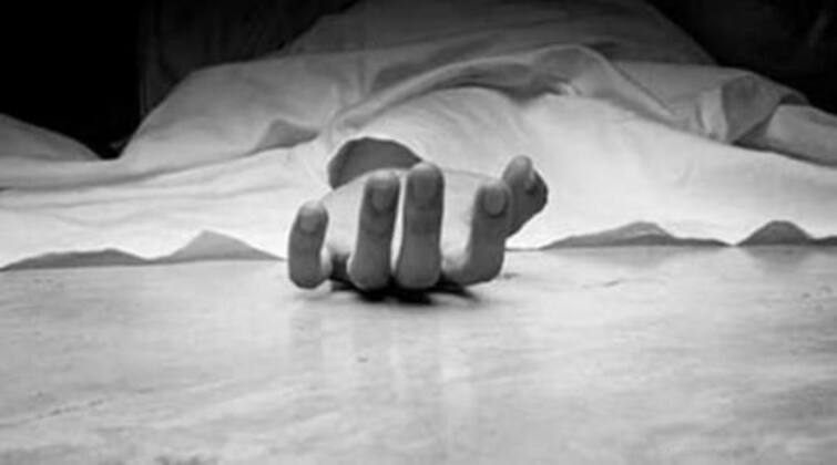 Friends who fell down from the tower and buried the youth without anyone knowing.. மின்கோபுரத்தில் இருந்து கீழே விழுந்து இளைஞர் உயிரிழப்பு -யாருக்கும் தெரியாமல் புதைத்த நண்பர்கள்