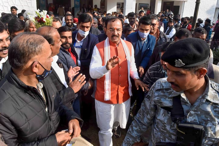 राजनीतिक एक्सपर्ट्स की मानें तो वह यूपी बीजेपी में खुद को बड़े नेता के तौर पर पार्टी के सामने पेश करने की कोशिश में हैं.