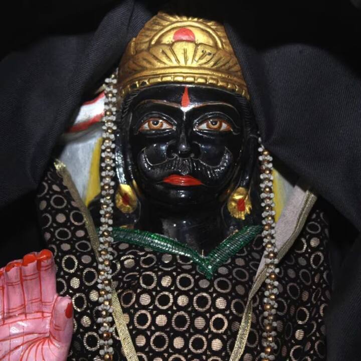 এমন কয়েকটি রাশি আছে, যাঁদের উপর সদাই সদয় থাকেন শনি। জীবনে অন্যায় না করলে শনিদেব তাঁদের বড় সমস্যায় পড়তে দেন না।  সর্বদাই কয়েকটি গ্রহ বড়ঠাকুরের আশীর্বাদ পেয়ে থাকেন ।