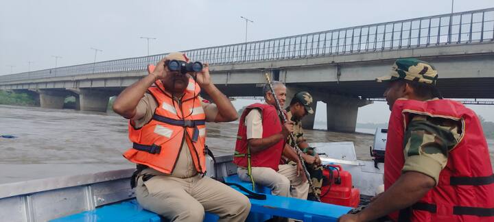 Delhi Police has advised people to travel by public transport i.e. bus-metro to avoid traffic jam and reach the venue.