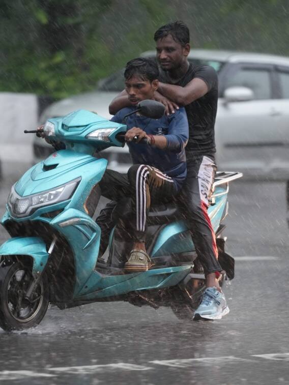 दिल्ली में बारिश का दौर जारी, जानें आज कैसा रहेगा मौसम?