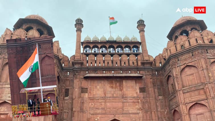 Indian PM hoists the tricolor at the Red Fort on 15th August know where Pakistani PM hoists the flag on 14th August भारत में लाल किले पर फहराया जाता है आजादी का तिरंगा, क्या पाकिस्तान में भी लाल किले पर ही फहराया जाता है झंडा 