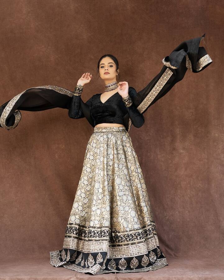 ఎందుకంటే ఈ భామ లెహంగ కలెక్షన్స్ ఎప్పుడూ ఓ రేంజ్​లో అందరినీ ఆకట్టుకుంటాయి. తాజాగా ఓ బ్యూటీఫుల్ లెహంగాలో మెరిసింది శ్రీముఖి.(Images Source : Instagram/Sreemukhi)