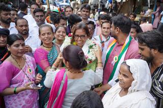 महायुती सरकारचे नालेसफाई आणि रस्त्यावरील खड्ड्यांचे दावे खोटे, कोट्यवधी रुपये महायुतीच्या नेत्यांच्या खिशात : वर्षा गायकवाड