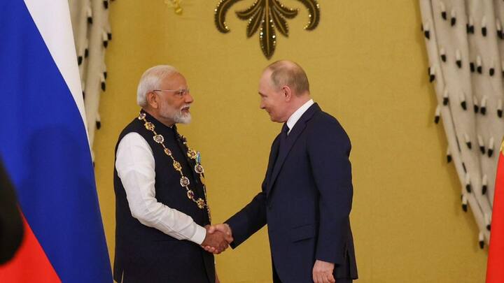 पश्चिमी देशों के विरोध करने के बावजूद भी प्रधानमंत्री नरेंद्र मोदी ने इस साल जुलाई में रूस का दौरा किया था. वह व्लादिमीर पुतिन से गले मिलते नजर आए. इसके बाद यूक्रेन समेत कई पश्चिमी देशों ने भारत की आलोचना की थी.