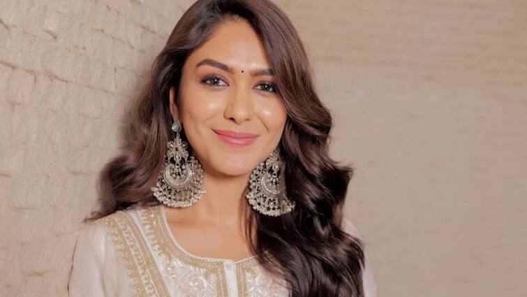 Mrunal Thakur parents condition for acting ஆரம்பமே இப்படியா? மிருணாள் தாகூர் நடிக்க பெற்றோர் போட்ட கண்டீஷன் - என்ன தெரியுமா?