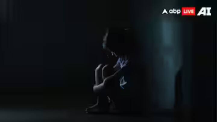 পরে বাড়িতে গিয়ে নির্যাতিতা সব কথা খুলে বলে তার অভিভাবকদের। তাঁরা এসে প্রথমে স্কুলের প্রধান শিক্ষককে ঘটনাটির কথা খুলে বলে তারপর থানায় অভিযোগ দায়ের করেন।(ছবি সৌজন্য- এবিপি লাইভ)