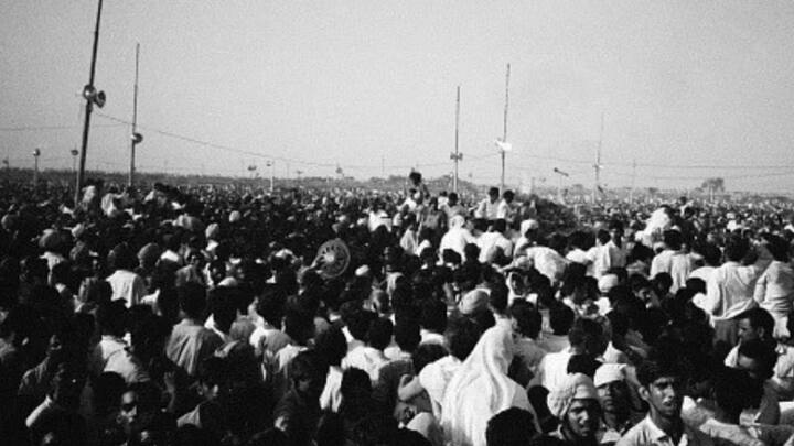 দেশভাগের ক্ষত, শরণার্থী সঙ্কট এবং সর্বোপরি ভবিষ্যত ঘিরে অনিশ্চয়তার আবহ, স্বাধীনতা প্রাপ্তির মুহূর্তে উদ্বেগের কারণ ছিল হাজারো। সেই আবহেও ভারতবাসীর হৃদয়ে স্বপ্নপূরণের আবেগ জাগিয়ে তুলেছিলেন জওহর লাল নেহরু।