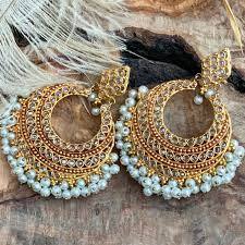 ਰੱਖੜੀ 'ਤੇ ਹਰ ਭੈਣ ਸੁੰਦਰ ਕੱਪੜੇ ਪਾਉਂਦੀ ਹੈ ਅਤੇ ਮੇਕਅੱਪ ਕਰਦੀ ਹੈ। ਉਹ ਆਪਣੇ ਭਰਾ ਦੇ ਗੁੱਟ 'ਤੇ ਰੱਖੜੀ ਬੰਨ੍ਹਦੀ ਹੈ ਅਤੇ ਉਸ ਦੀ ਲੰਬੀ ਉਮਰ ਦੀ ਕਾਮਨਾ ਕਰਦੀ ਹੈ।