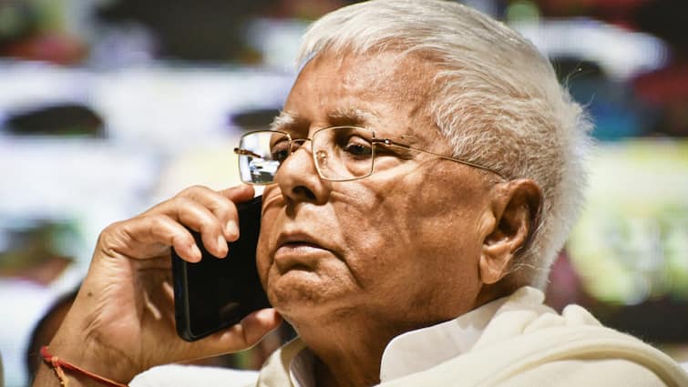 Bihar News Lalu Prasad Yadav Called Big Meeting All MP-MLA-MLC of RJD Will Attend ANN बिहार में कुछ होगा! लालू यादव ने बुलाई बड़ी बैठक, RJD के सभी MP-MLA-MLC होंगे शामिल