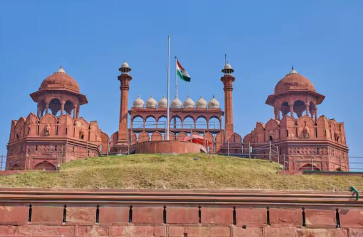 ਲਾਲ ਕਿਲਾ ਮੁਗਲ ਬਾਦਸ਼ਾਹ ਸ਼ਾਹਜਹਾਂ ਨੇ 1648 ਵਿੱਚ ਬਣਵਾਇਆ ਸੀ। ਜੋ ਅੱਜ ਵੀ ਭਾਰਤ ਦੀ ਵਿਰਾਸਤ ਹੈ। ਇਹ ਇਮਾਰਤ ਯੂਨੈਸਕੋ ਵਰਲਡ ਹੈਰੀਟੇਜ ਦੀ ਲਿਸਟ ਵਿੱਚ ਵੀ ਸ਼ਾਮਲ ਹੈ। ਇਸ ਨੂੰ ਭਾਰਤ ਦੀ ਸਭ ਤੋਂ ਖਾਸ ਇਮਾਰਤ ਕਹਿਣਾ ਗਲਤ ਨਹੀਂ ਹੋਵੇਗਾ।