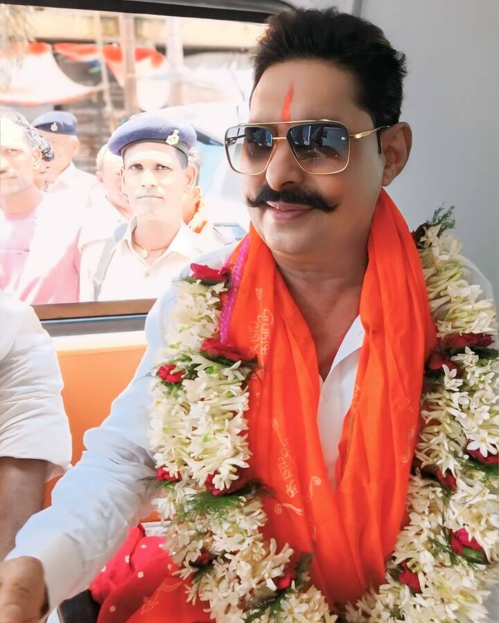 हथियार मिलने के बाद बाढ़ प्रशासन ने पटना पुलिस के साथ मिलकर राजधानी के माल रोड स्थित सरकारी आवास गिरफ्तार करने पहुंची थी, लेकिन वह नहीं मिले थे. इसके बाद अनंत सिंह फरार घोषित हो गए.