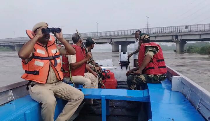Today from 7 to 10 am, Delhi Police and Paramilitary Force personnel took stock of the security by boating in the Yamuna river. Behind the Red Fort, the personnel are sitting in a boat and keeping a close watch on every activity with binoculars.