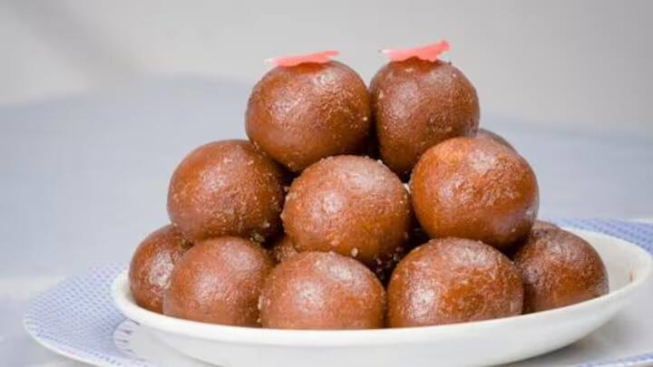 செய்முறை: முதல் தண்ணீரை கொதிக்க வைத்து அதில் சர்க்கரை, ஏலக்காய்த்தூள் , ரோஸ் வாட்டர் சேர்த்து பாகு தயாரித்து எடுத்துக் கொள்ளவும்.