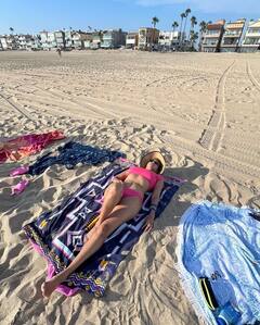 Manchu Lakshmi : బికినీలో మంచు లక్ష్మీ.. బీచ్​లో పడుకుని సన్​బాత్ చేసిన మంచువారి అమ్మాయి