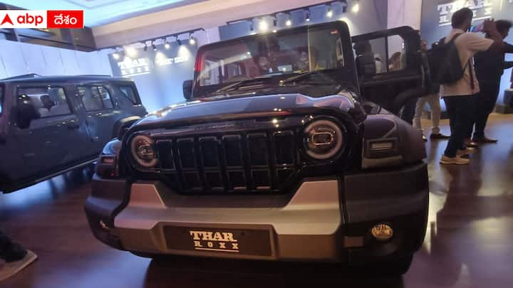 Mahindra Thar ROXX Features: ఎప్పుడెప్పుడా అని ఎదురుచూస్తున్న మహీంద్రా థార్ రోక్స్ భారతీయ మార్కెట్లో లాంచ్ అయింది. ఇండిపెండెన్స్ డే సందర్భంగా ఆగస్టు 15వ తేదీ నుంచి ఈ వాహనాన్ని షోకేస్ చేయనున్నారు.