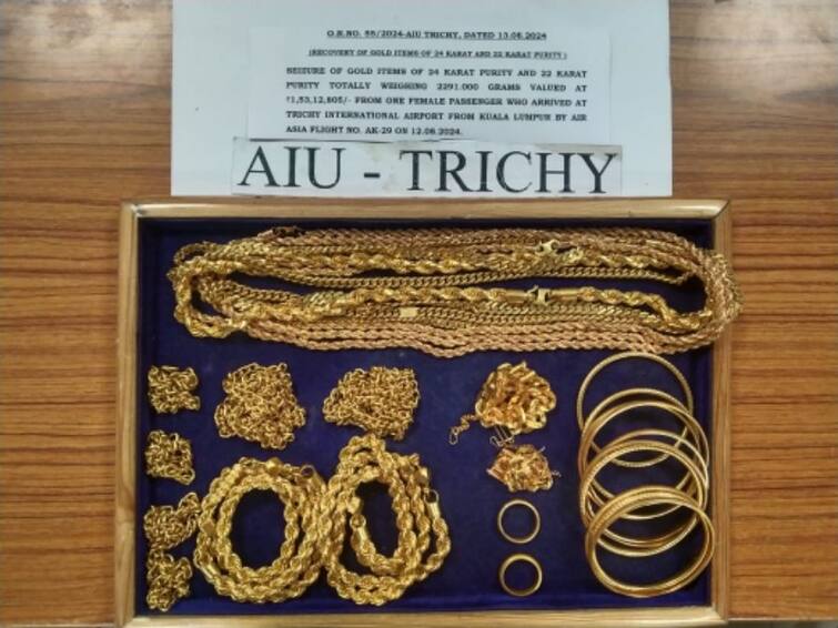 Gold jewelery worth Rs 1.53 crore seized from female passenger at Trichy airport - Customs officials திருச்சி விமானநிலையத்தில் பெண் பயணியிடம் இருந்து ரூ 1.53 கோடி  மதிப்புள்ள தங்க நகைகள் பறிமுதல் - சுங்கதுறை அதிகாரிகள்