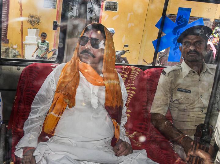 3 साल तक जेल में बंद रहे अनंत सिंह को उस वक्त झटका लगा था जब पटना के एमपी एमएलए कोर्ट ने 14 जून 2022 को उन्हें दोषी करार दिया था. 10 साल की सजा सुनाई गई थी. इसके बाद उनकी विधानसभा की सदस्यता चली गई थी. सदस्यता जाने के बाद उनकी पत्नी नीलम देवी को आरजेडी ने मोकामा से टिकट दिया और उपचुनाव में वह जीत गईं.