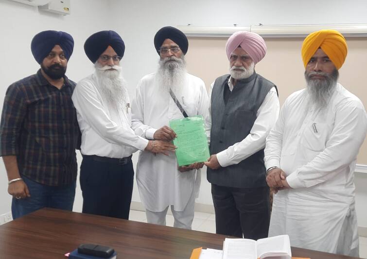 Shiromani Committee delegation met Gurdwara Election Commissioner SGPC Election: ਜਲਦ ਹੋਣ ਜਾ ਰਹੀਆਂ SGPC ਦੀਆਂ ਚੋਣਾਂ, ਪ੍ਰਧਾਨ ਧਾਮੀ ਨੇ ਗੁਰਦੁਆਰਾ ਚੋਣ ਕਮਿਸ਼ਨਰ ਅੱਗੇ ਰੱਖੀ ਆਹ ਵੱਡੀ ਮੰਗ