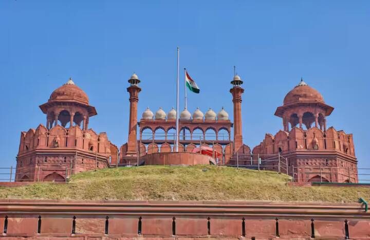 ਤੁਹਾਨੂੰ ਦੱਸ ਦਈਏ ਕਿ ਲਾਲ ਕਿਲੇ ਦਾ ਅਸਲੀ ਨਾਮ ਕਿਲਾ-ਏ-ਮੁਬਾਰਕ ਹੈ, ਜਿਸਦਾ ਮਤਲਬ ਹੈ ਭਾਗਾਂ ਵਾਲਾ ਕਿਲਾ। ਮੁਗਲਾਂ ਦਾ ਸ਼ਾਹੀ ਪਰਿਵਾਰ ਇਸ ਕਿਲ੍ਹੇ ਨੂੰ ਮੁਬਾਰਕ ਕਿਲਾ ਵੀ ਆਖਦਾ ਸੀ।