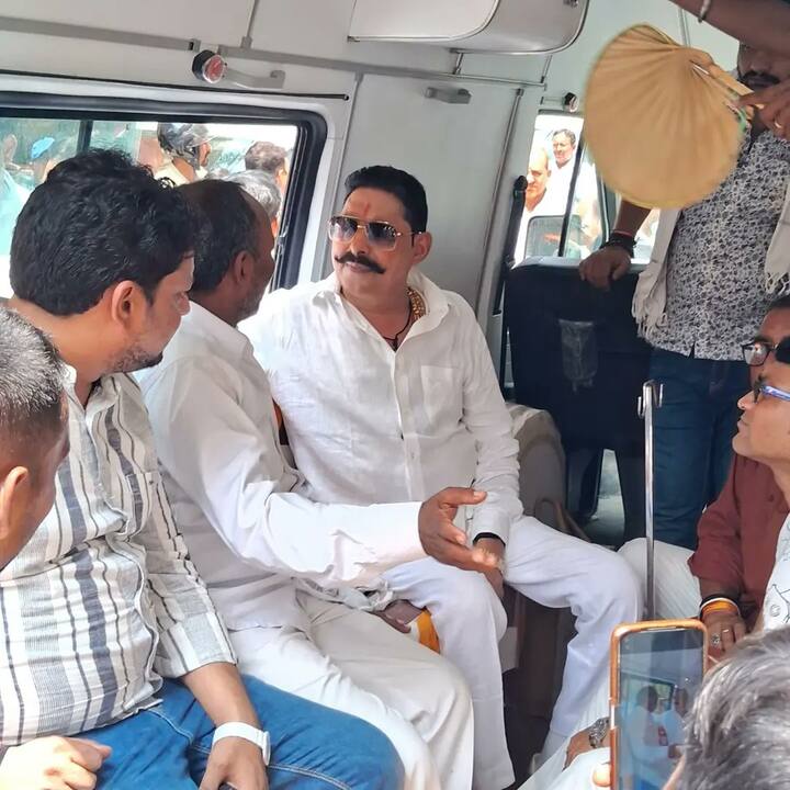 'छोटे सरकार' के रूप में चर्चित अनंत सिंह मोकामा से विधायक रहे हैं, लेकिन दोषी ठहराए जाने के बाद उन्हें विधायकी गंवानी पड़ी थी. अनंत सिंह 25 अगस्त 2019 से न्यायिक हिरासत में जेल में बंद हैं.