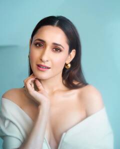 Pragya Jaiswal PHOTO: સીડી પર પ્રજ્ઞા જયસ્વાલે કરાવ્યું આકર્ષક ફોટોશૂટ