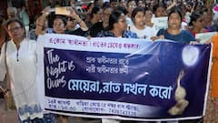 RG Kar Doctor's Death: বৃষ্টি মাথায় নিয়েই স্বাধীনতার মধ্যরাতে, 'রাত দখলে মেয়েরা', গাইলেন জাতীয় সঙ্গীত..