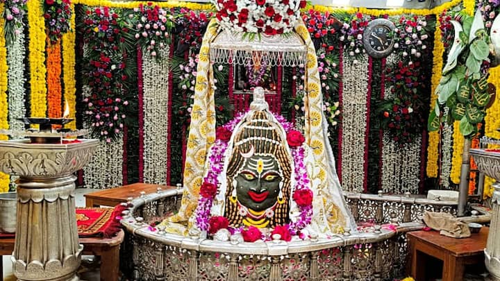 Mahakaleshwar Temple: उज्जैन के महाकालेश्वर मंदिर में रक्षाबंधन की तैयारियां जोरों-शोरों से चल रही हैं. उज्जैन कलेक्टर नीरज कुमार ने मंदिर अध्यक्ष संग प्रसाद बनाने की प्रक्रिया का शुभारंभ किया.