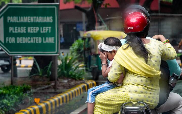 मौसम विभाग ने दिल्ली में आगामी तीन दिनों के लिए बारिश का 'येलो अलर्ट' जारी किया.