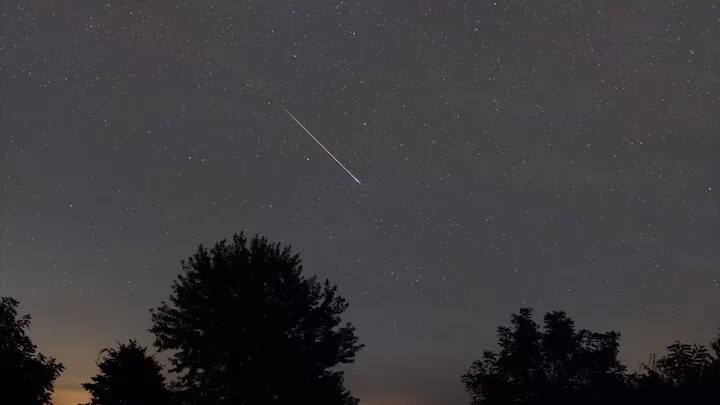 Perseid Meteor Shower: સોમવારે સમગ્ર વિશ્વમાં આકાશમાં એક અનોખી વસ્તુ જોવા મળી હતી. તે પર્સિડ ઉલ્કાવર્ષા હતી. આ ખગોળીય ઘટના આકાશમાં સુંદર નજારો બતાવી રહી હતી. જેને જોવા માટે સેંકડો લોકો ઉમટી પડ્યા હતા. પર્સિડ ઉલ્કાવર્ષા તુર્કિયેમાં જોવા મળી હતી.