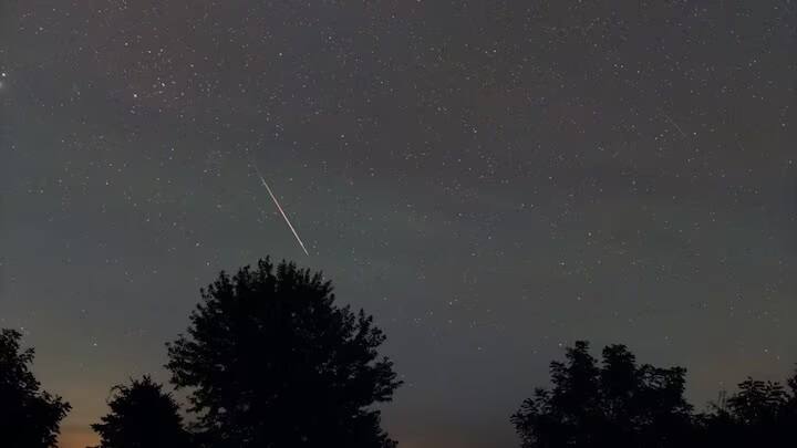 ખગોળીય ઘટનાઓમાં રસ ધરાવતા લોકો માટે આ કોઈ મોટી વાત નથી. આ પહેલેથી જ ભય હતો કારણ કે તે દર વર્ષે દેખાય છે. ધૂમકેતુ સ્વિફ્ટ ટટલ દ્વારા છોડવામાં આવેલા બરફના ટૂકડા, ખડકો અને કાટમાળમાંથી પૃથ્વી પસાર થાય છે ત્યારે આકાશમાં આવા દ્રશ્યો દેખાય છે.