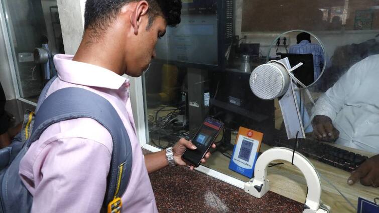 Indian railways introduces qr code scanning for online payments Train Ticket QR Code: రైల్వే ప్రయాణికులకు గుడ్ న్యూస్ - అన్ని స్టేషన్ల టిక్కెట్ కౌంటర్లలో క్యూఆర్ కోడ్ సౌకర్యం