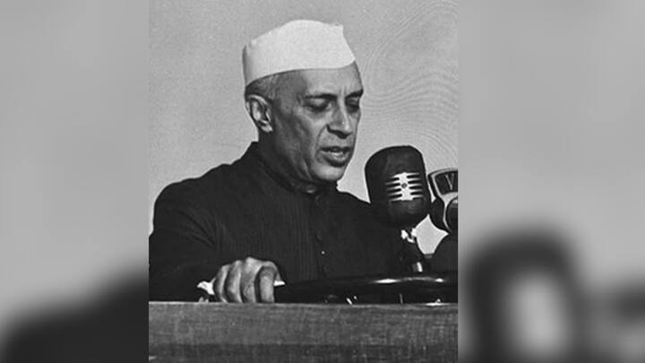 তাই নেহরুর শাসনকাল নিয়ে বিস্তর কাটাছেঁড়া হলেও, মধ্যরাতের ওই ভাষণ এবং তাকে ঘিরে ভারতবাসীর যে আবেগ, তাকে উপেক্ষা করতে পারেন না কেউ।  ওই রাতে নিয়তির সঙ্গে অভিসারের কথা বলেছিলেন নেহরু, যা আজও অন্যতম জনপ্রিয় ভাষণ হিসেবে লিপিবদ্ধ রয়েছে ইতিহাসে।