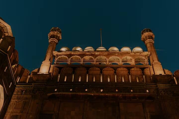 હકીકતમાં, દર વર્ષે સ્વતંત્રતા દિવસ પર, વડા પ્રધાન લાલ કિલ્લા પર જ ત્રિરંગો ફરકાવે છે.