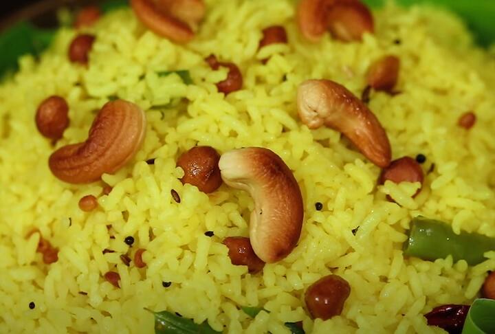 புளிசாதம், எலுமிச்சைச் சாதம் செய்யும் போது நிலக்கடலை வறுத்து சேர்க்காமல், எண்ணெயில் பொரித்து சேர்த்தால் மொறு மொறுவென இருக்கும்.