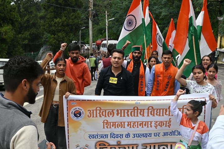 पूरे भारत में आज गुरुवार को 78वां स्वतंत्रता दिवस पूरे हर्षोल्लास के साथ मनाया गया. इस मौके पर जगह-जगह देशभक्ति से ओत-प्रोत कई खूबसूरत तस्वीरें सामने आई.